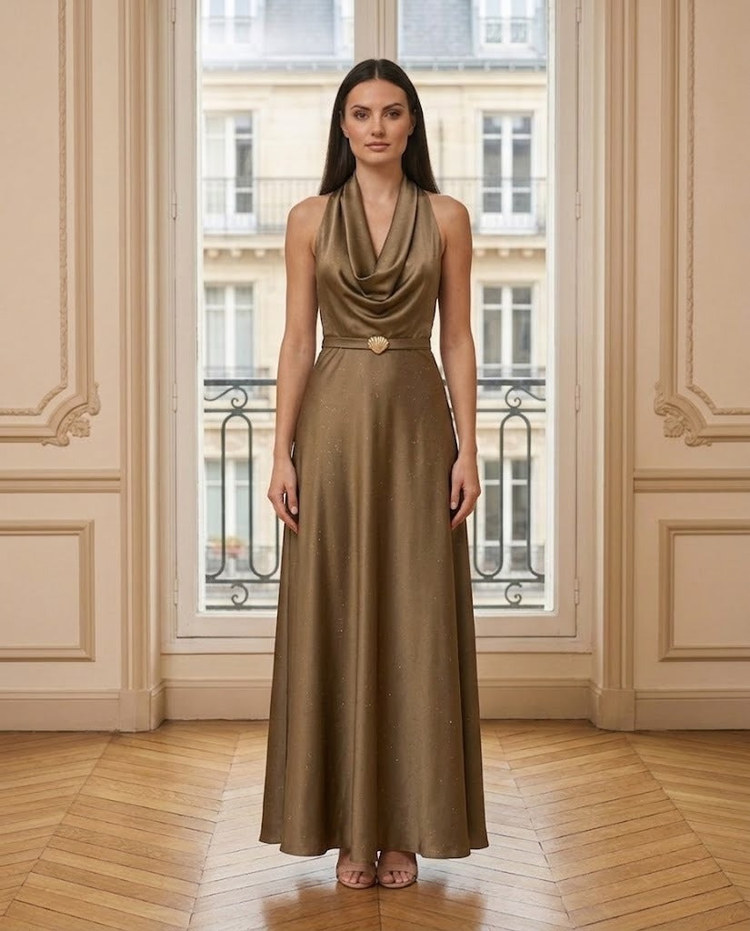 Robe longue satinée col bénitier taupe – de face – Eymora