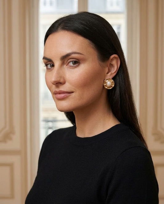 Boucles d'oreilles perle dorées – portées de trois-quarts – Eymora