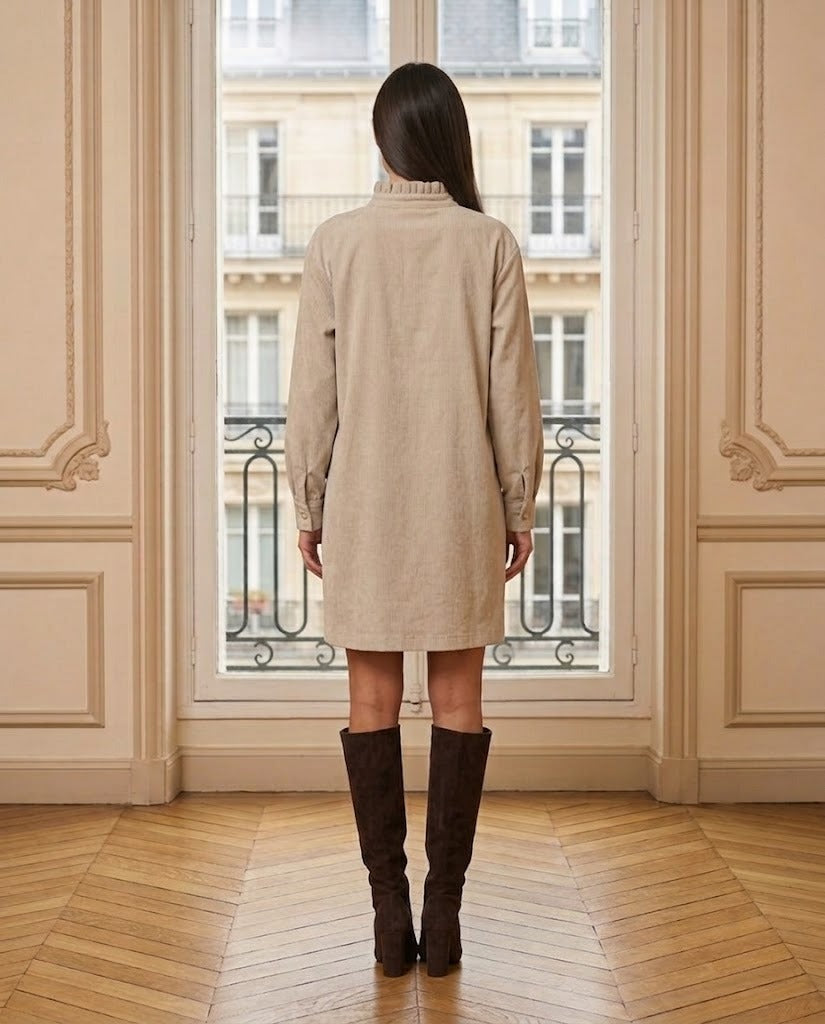 Robe chemise velours côtelé taupe – de dos – Eymora