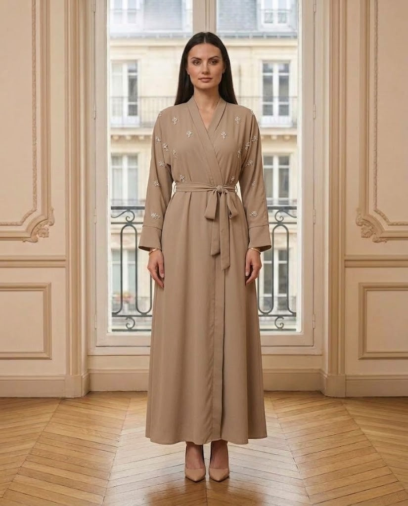 Robe longue à perles taupe – vue de face – Eymora