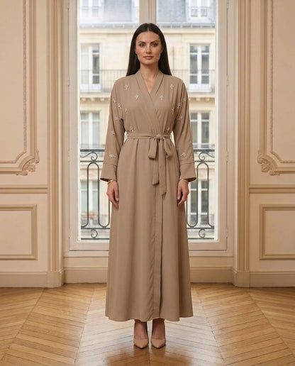 Robe longue à perles taupe – vue de face – Eymora