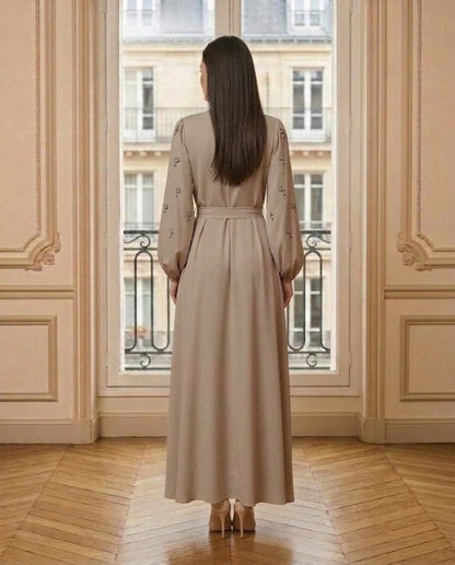 Robe longue à perles taupe – vue de dos – Eymora