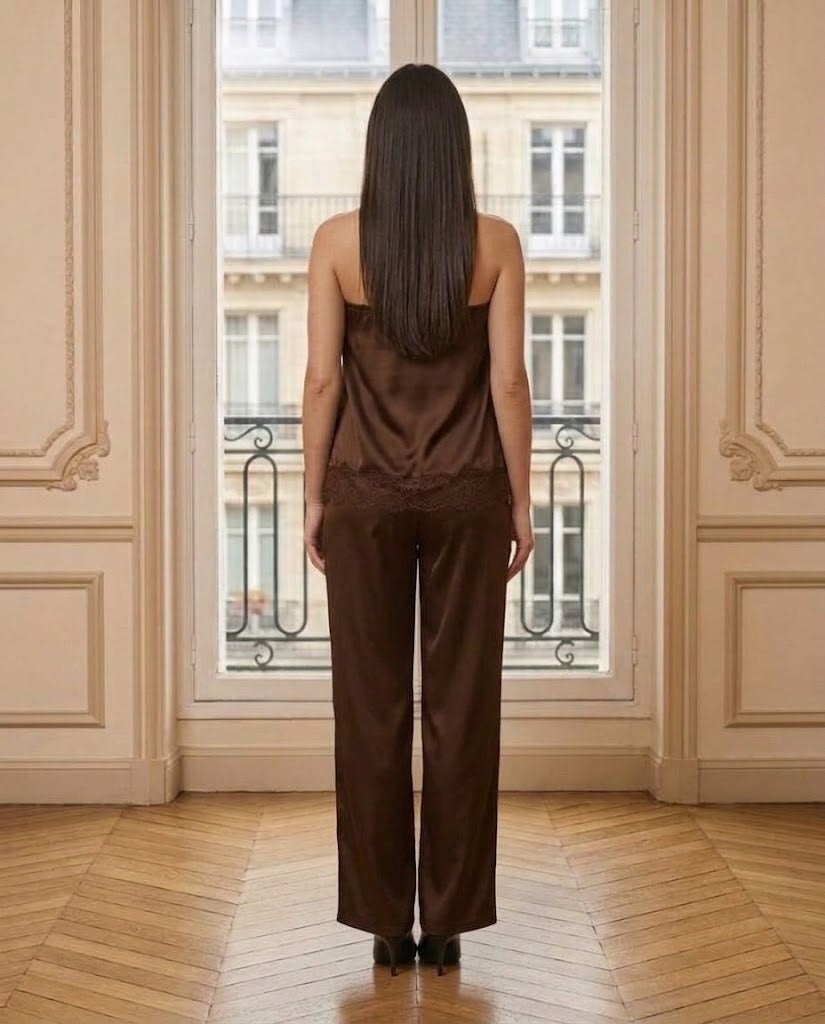 Ensemble bustier dentelle et pantalon satin chocolat – vue de dos – Eymora
