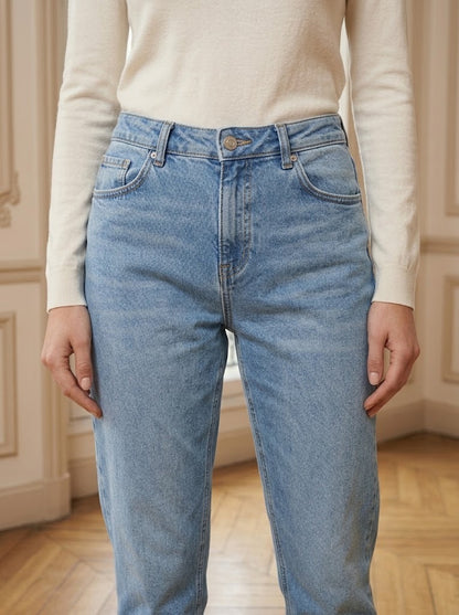 Jeans mom Jeanne bleu clair – détail – Eymora