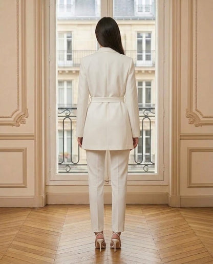 Blazer fluide ceinturé blanc – vue de dos – Eymora