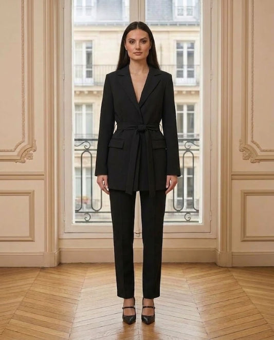 Blazer fluide ceinturé noir – vue de face – Eymora