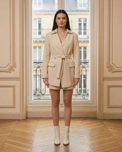 Blazer ceinturé beige – vue de face – Eymora