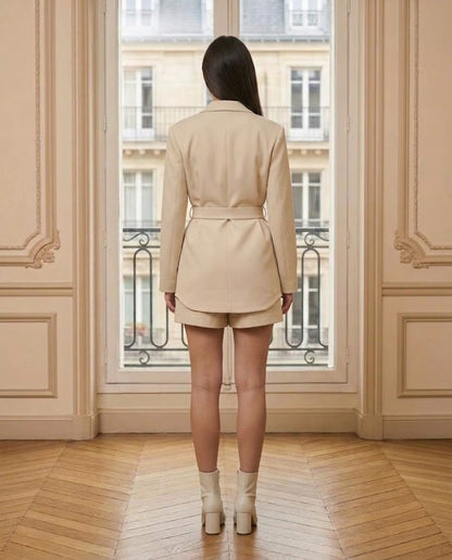 Blazer ceinturé beige – vue de dos – Eymora