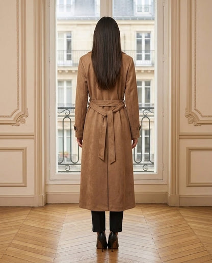 Trench long ceinturé camel – de dos – Eymora