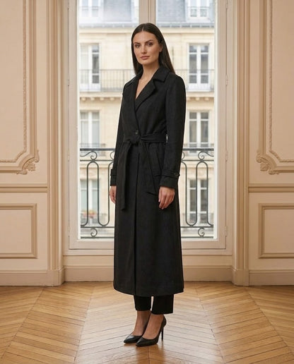 Trench long ceinturé noir – de trois-quarts – Eymora