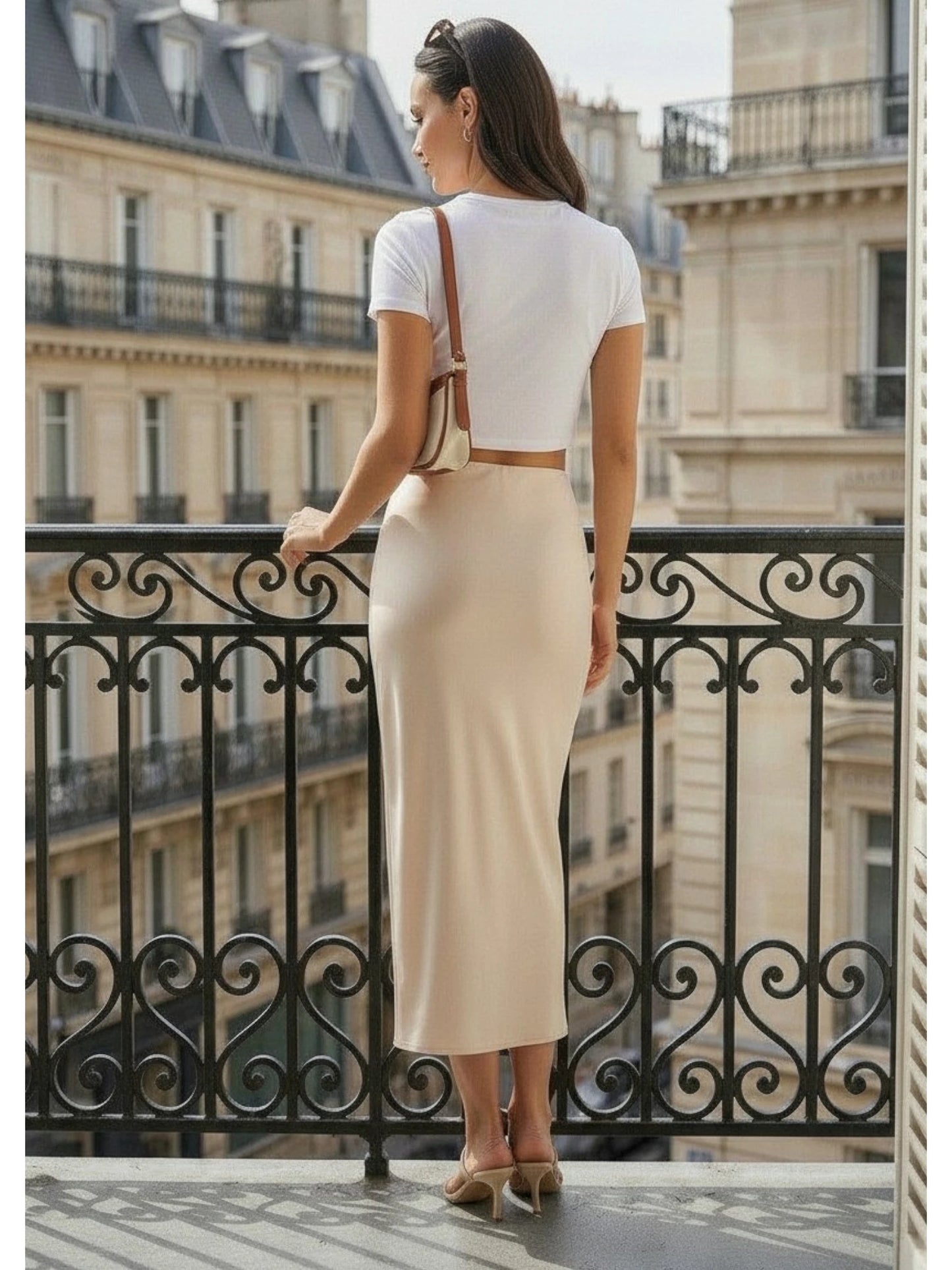 Jupe Midi Satinée Champagne – Élégance Lumineuse