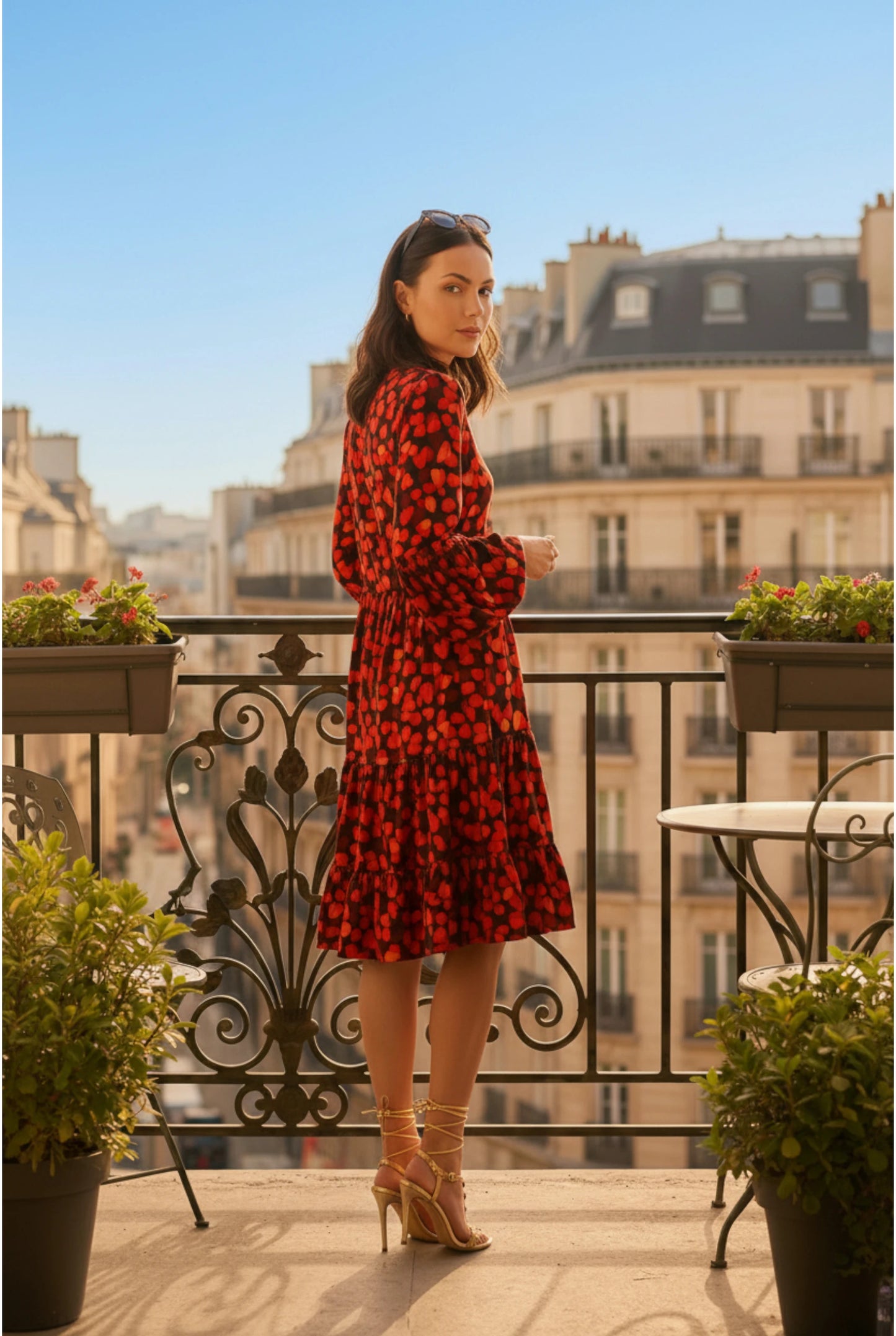 Robe Cœurs de Pétales – Élégance Audacieuse