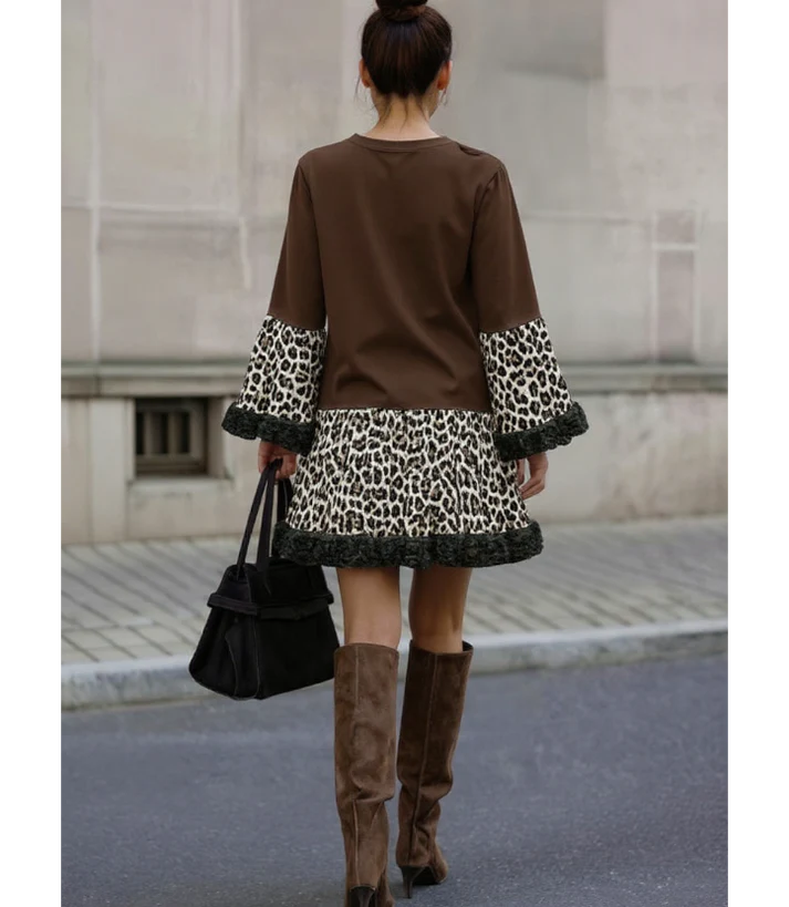 Robe courte à imprimé léopard et dentelle