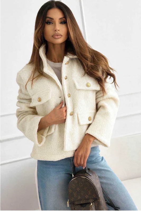 Veste en bouclette à boutons dorés – chic et tendance